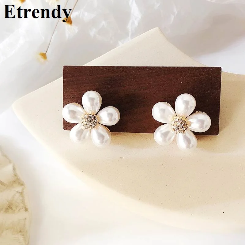 

Elegant Faux Pearl Flower Stud Earrings For Women Simple White Small pendientes 2019 Chic Jewelry Wholesale Bijoux Cute