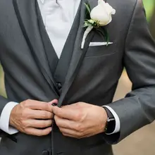 Индивидуальные Серый Жених Смокинги для женихов Best мужчина дружки костюм 3 предмета Свадебное Пром ужин Костюмы для Для мужчин(куртка+ брюки для девочек+ жилет) TERNO