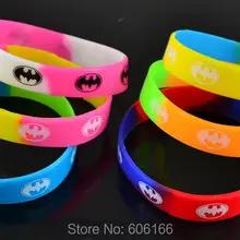 Новинка 50x силиконовый браслет Бэтмен разноцветные мультяшный Браслет Модные ювелирные изделия Аксессуары для костюмированной вечеринки подарок для детей
