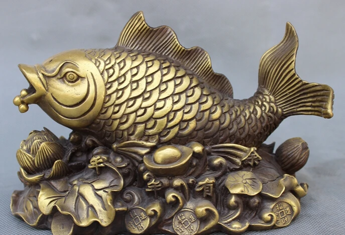 

JP S0606 Folk Chinese Bronze Carved Wealth Fish On YuanBao Coin Lotus Statue Sculpture B0403
