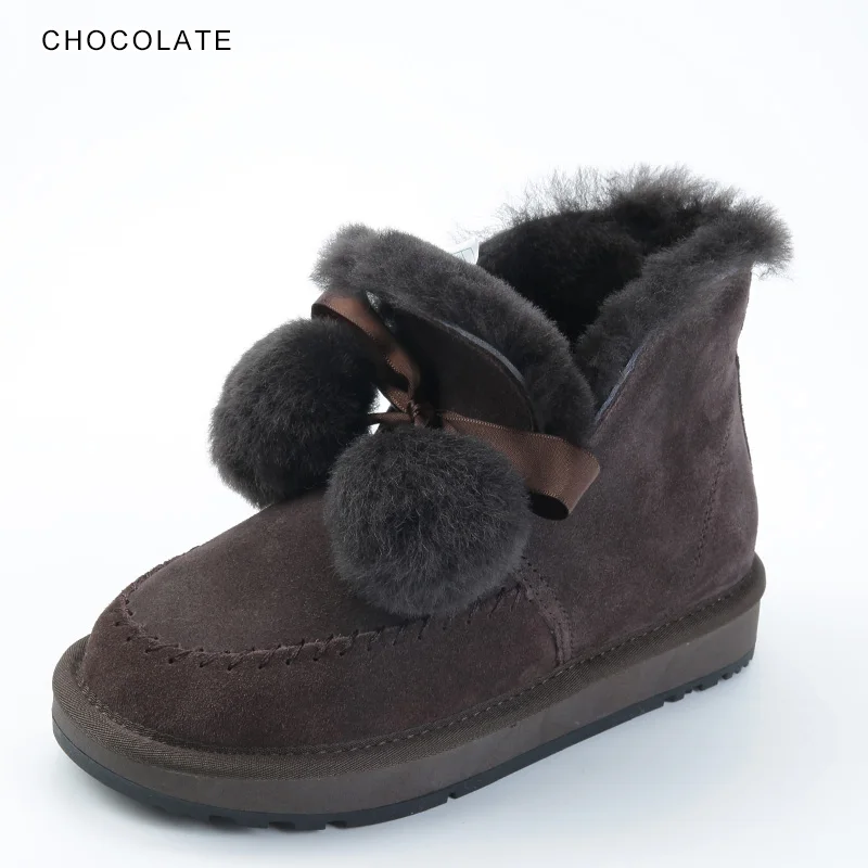INOE стиль женские зимние ботинки из коровьей замши на овечьем меху короткие до лодыжки теплые ботинки для женщин с помпонами зимняя обувь теплые зимние ботинки на плоской подошве нескользящие черный серый - Цвет: Chocolate