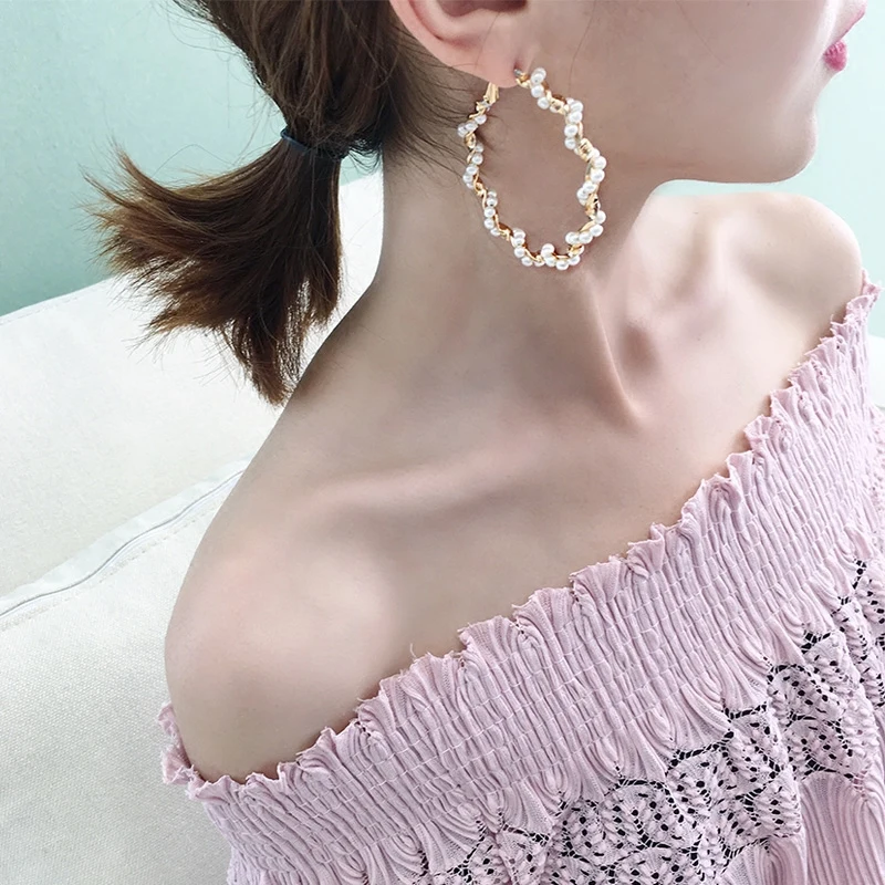 

South Korea contracted personality pearl ear ring fashionable temperament female.FY