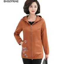 Осенняя куртка для женщин среднего возраста, весенне-осенние Топы с капюшоном и вышивкой, Свободное пальто, женская короткая куртка, верхняя одежда больших размеров