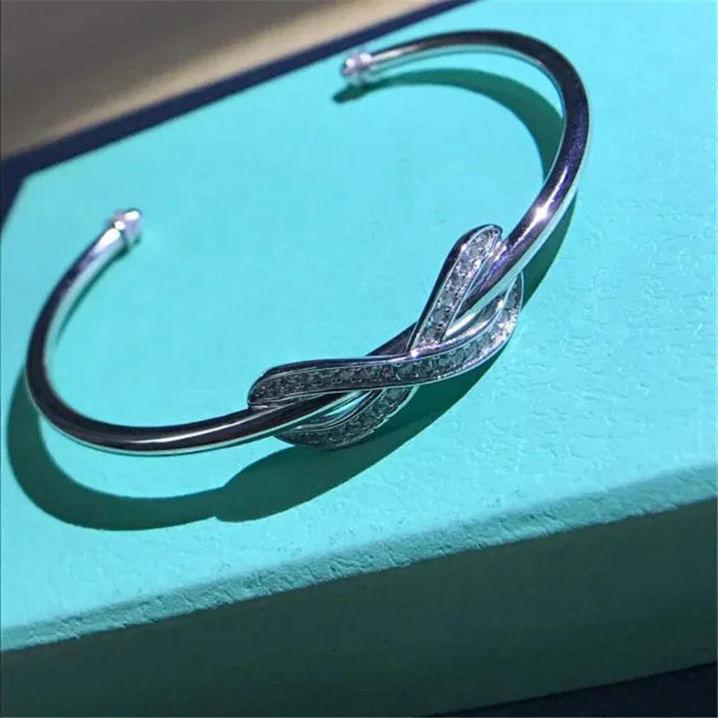 

TIF 925 sterling silver bracelet with an open 8 font to create a dazzling zircon. Adjustable size lady gift