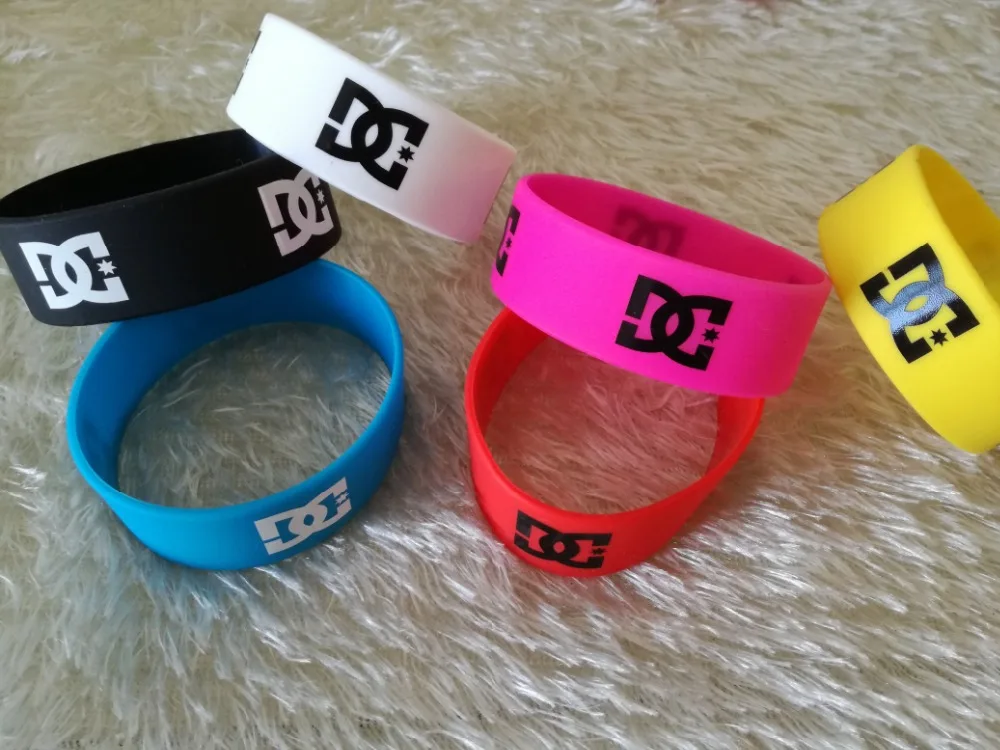 Розничная силиконовых браслетов сплошной цвет дизайн writiing резиновые браслеты печать логотипа EG-WBP101