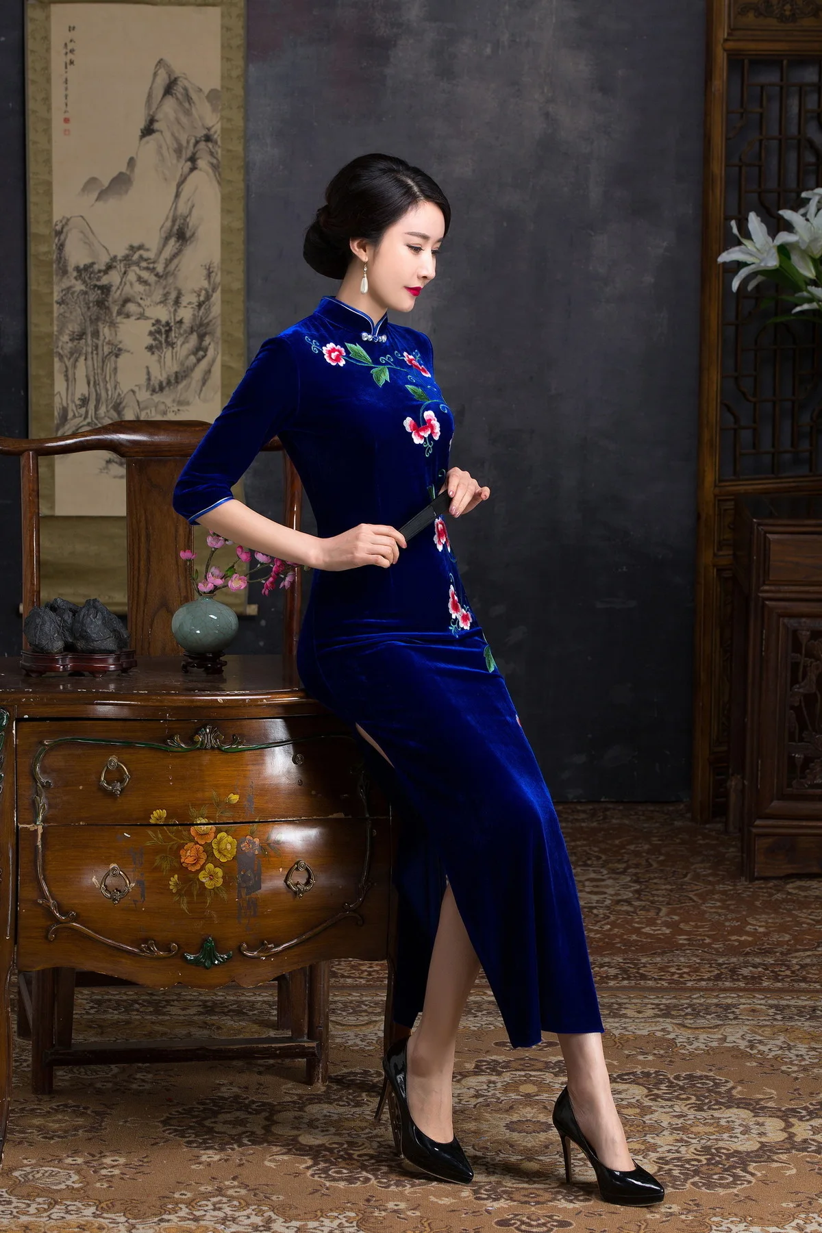 Китайские традиционные Для женщин длинные Вышивка Cheongsam Дизайн Цветок Современная женщина партия Qipao платье бархат Шелковый Восточный