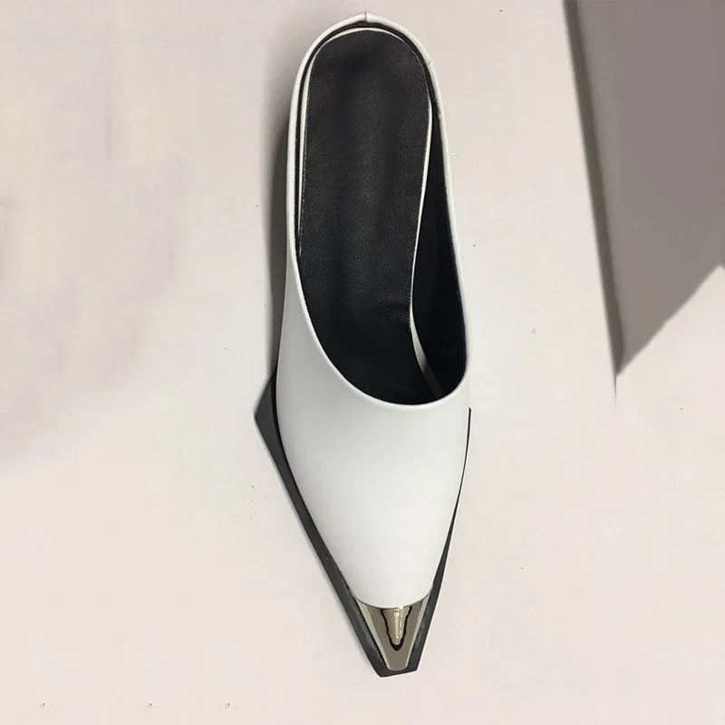 Knsvvli/женские туфли без задника с металлическим острым носком на не сужающемся книзу массивном каблуке; Цвет черный, белый; слипоны с металлическим носком; сезон осень; sapato feminina; удобные женские Тапочки
