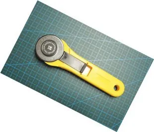 

New 1 pcs 28mm Ergonomic Cutter Handle With 10Pcs 28MM rotary cutter blades