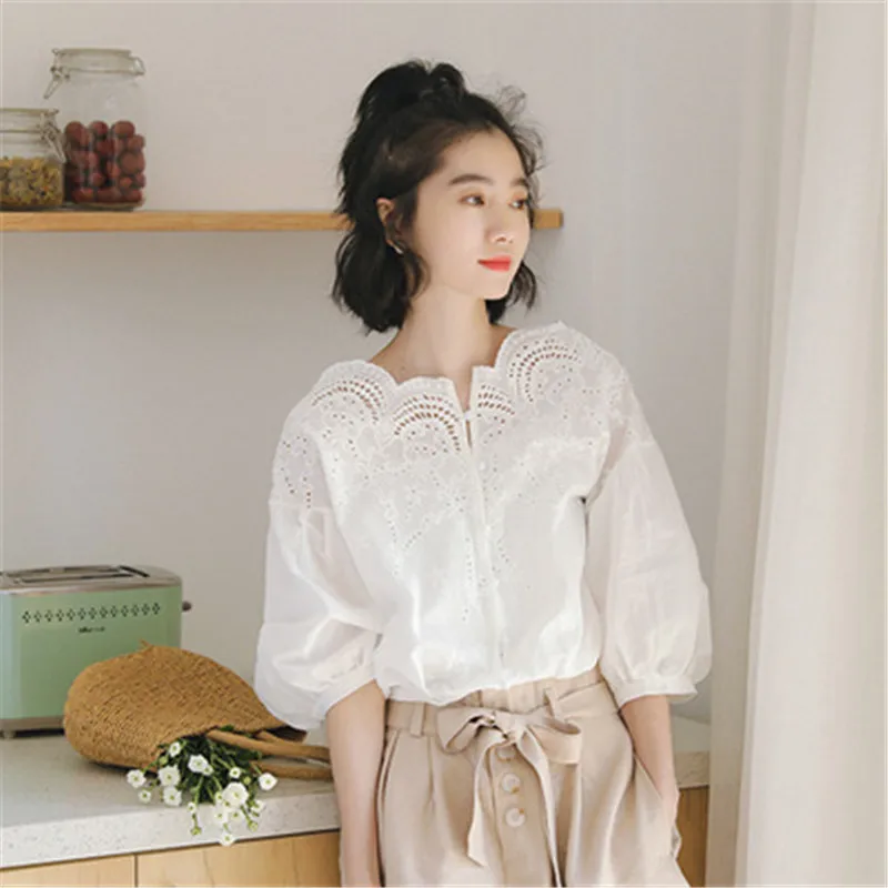 

Korean version of the French retro lace collar openwork lace loose lantern sleeves five-point sleeves lace shirt