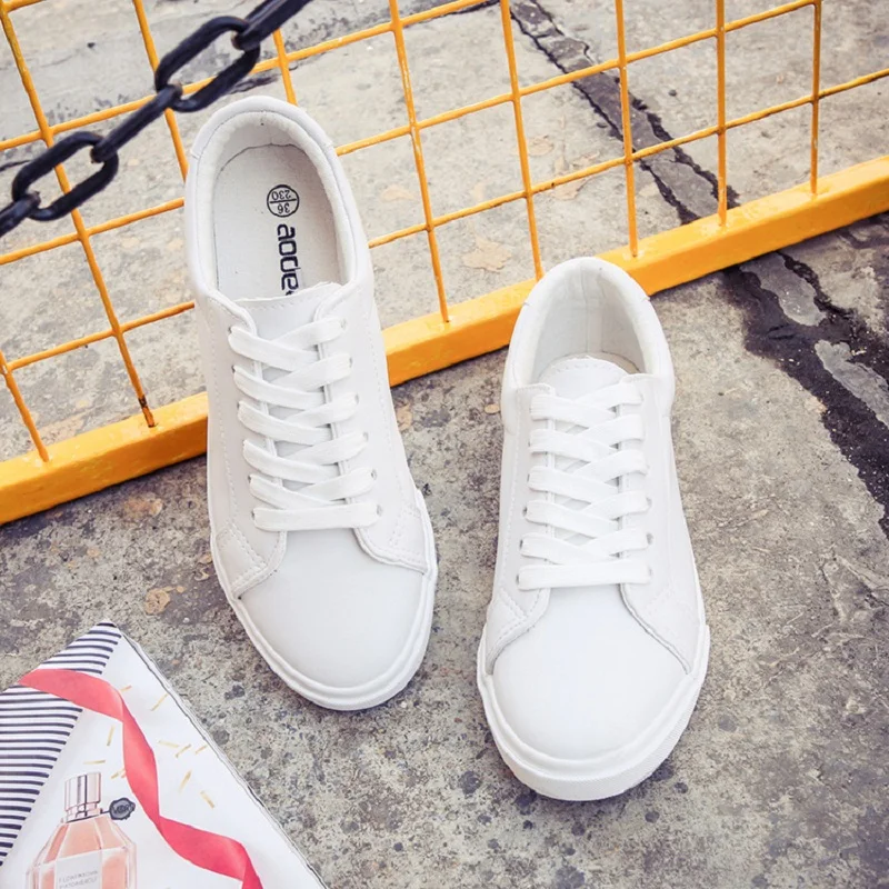 

Spring new wild canvas shoes Korean version of the small white shoes.