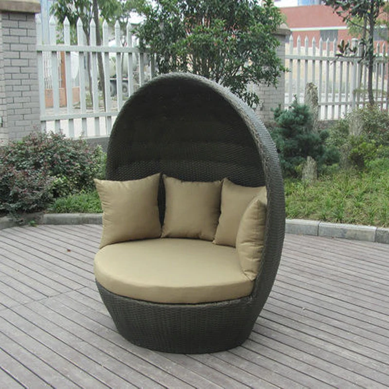 Round Outdoor Rattan Daybed Furniture , Roofed Wicker Lounge Bed