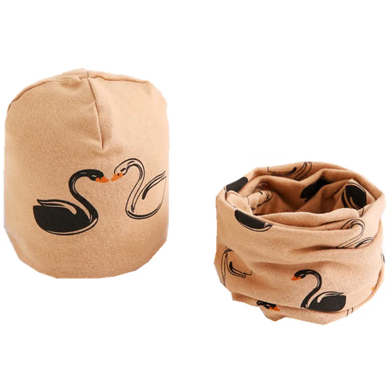 khaki swan hat scarf Новые Хлопковые плюшевые шапки для девочек с шарфом Фрукты Сова-овца Звезды Львиная шапочка для мальчиков Детская шапка с шарфом и воротником Комплект хлопчатобумажной шапки для детей - Цвет: khaki swan hat scarf