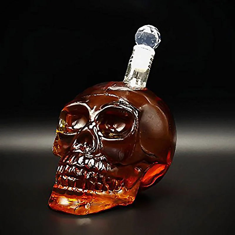 Бутылка с рюмкой. Графин череп. Необычные стаканы для виски. Графин череп. Виски с черепом.