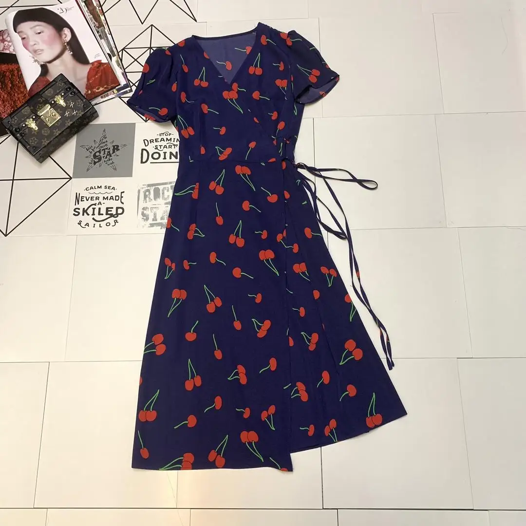 The new summer cherry printing v-neck strapless dress with short sleeves