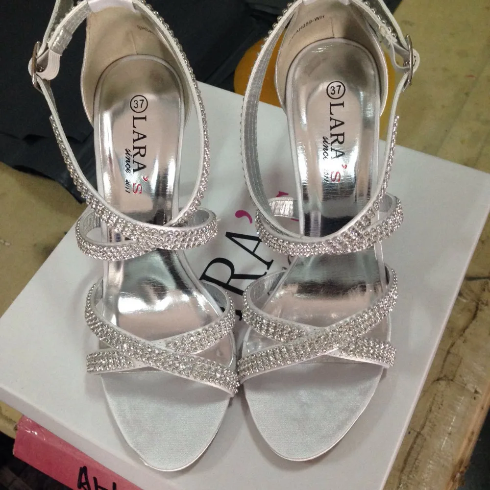 Lara itu satin putih sepatu high heels 