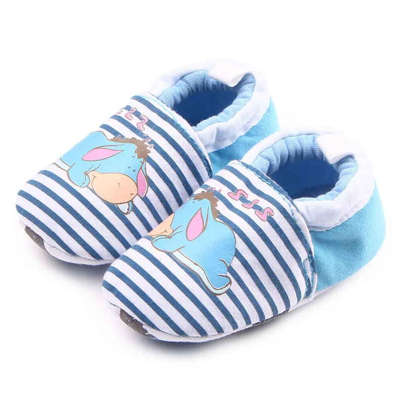 Мягкая обувь для маленьких мальчиков и девочек; тапочки для младенцев; Нескользящие тапочки для малышей; детская хлопковая обувь на плоской подошве с круглым носком; теплые зимние пинетки для детей - Цвет: Blue Striped Hippo