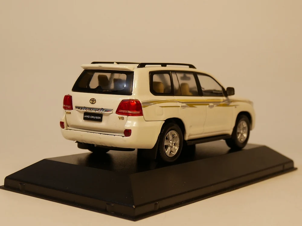 J-коллекция 1:43 Toyota Land Cruiser 200 VXR V8 2010 литая модель автомобиля