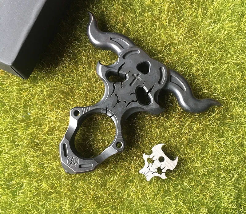 

District 9 Satan single finger ring Titanium Defense punch daggers outdoor Buckle Survival pocket EDC Knuck knuckles Multi tool