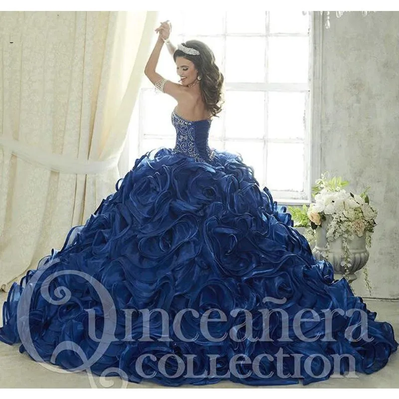 Роскошное голубое бальное платье Quinceanera украшенное бисером и кристаллами с