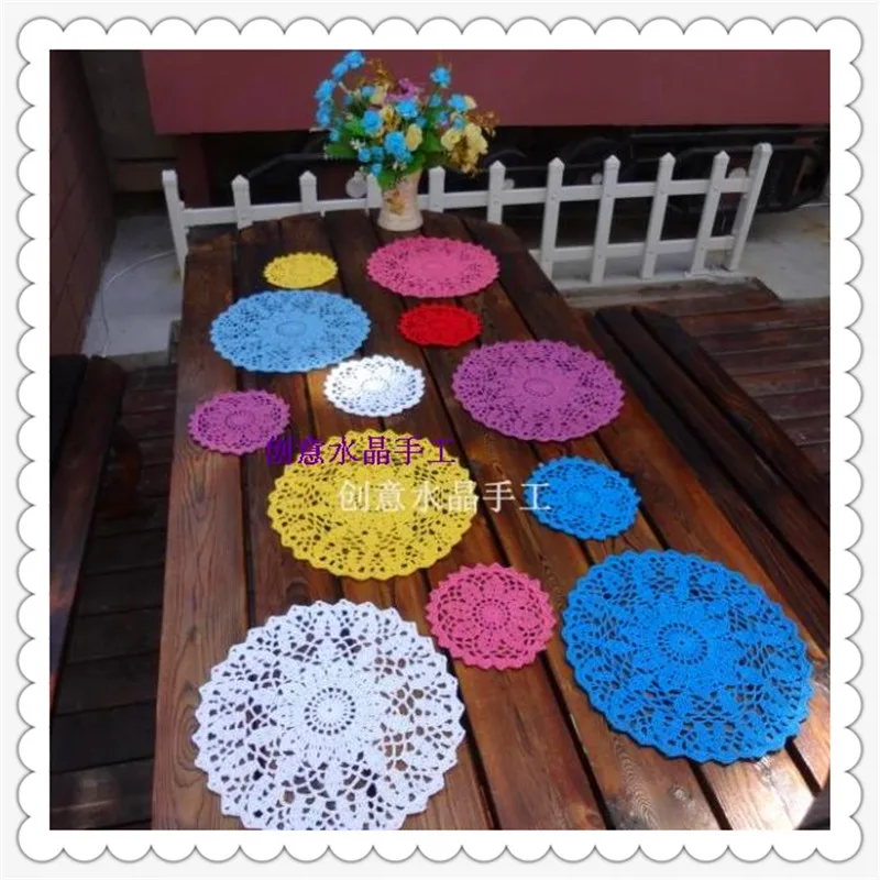 

2pis 25cm round natural cotton crochet lace mats with flower decoration on the dinning table as kitchen accessories for home