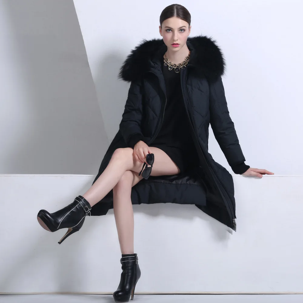 

The anti season Europe jacket female models in the long section of big raccoon fur collar down cotton slim size cotton thickened