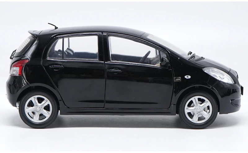 1:18 TOYOTA YARIS литые модели автомобилей из сплава игрушки для детей подарок на день
