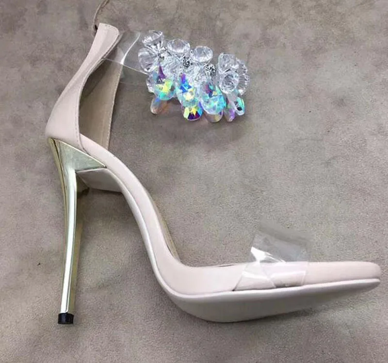 Пикантные выразительные женские босоножки из прозрачного ПВХ с ремешком на щиколотке и кристаллами; женские Вечерние туфли на высоком каблуке из блестящей кожи в стиле пэчворк