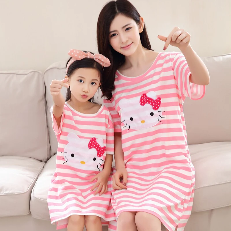 Пижамы для мам и маленьких девочек одинаковая семейная одежда для мамы и дочки платье для мамы и дочки коллекция года, летняя семейная Пижама