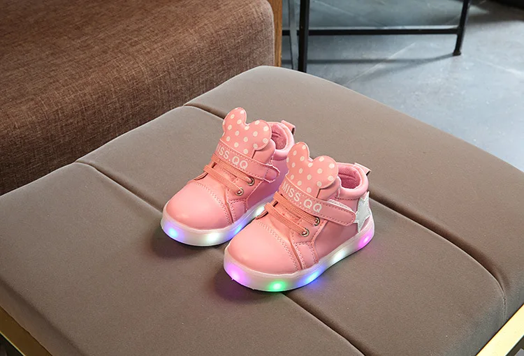Для детей от 1 до 3 лет, модные детские короткие сапоги с подсветкой, светящиеся спортивные ботинки для мальчиков и девочек, Высококачественная мягкая обувь для новорожденных - Цвет: Розовый
