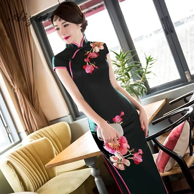 Vestido tradicional chino moderno Vestido de fiesta negro Qipao de seda Sexy Cheongsam bordado Oriental Vestido de noche Vestido QL - 1
