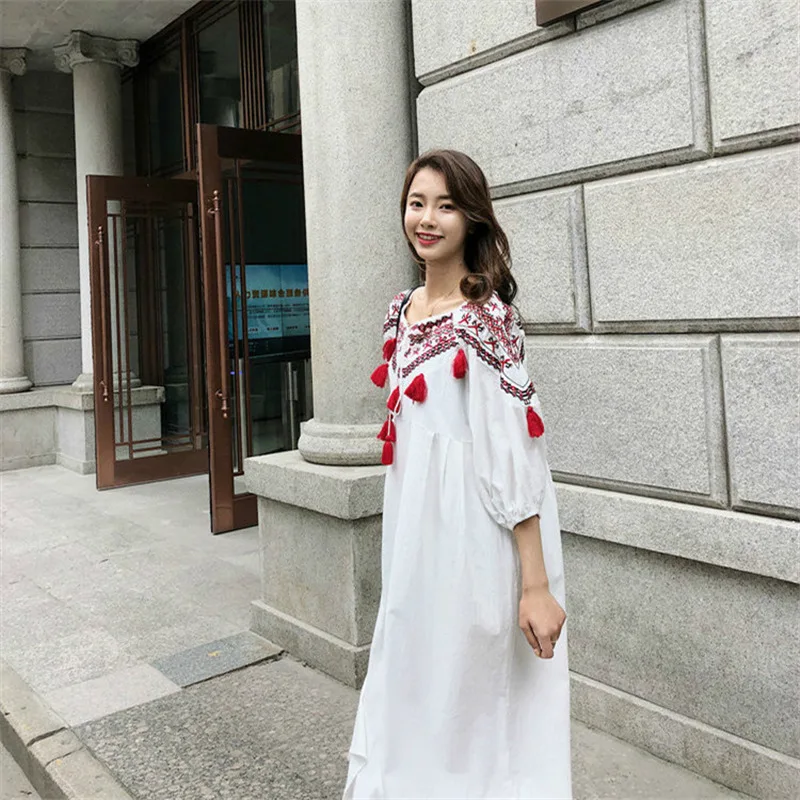 

2019 spring new retro palace style tassel pendant embroidery cotton and linen dress
