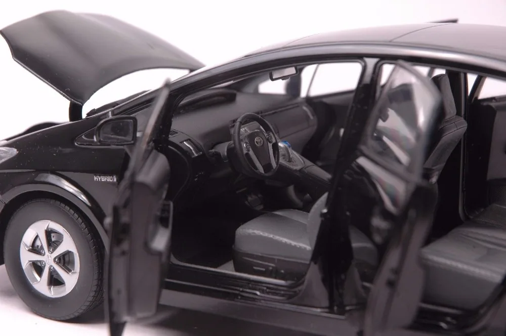 Toyota Prius Hybrid car model in scale 118 (6)
