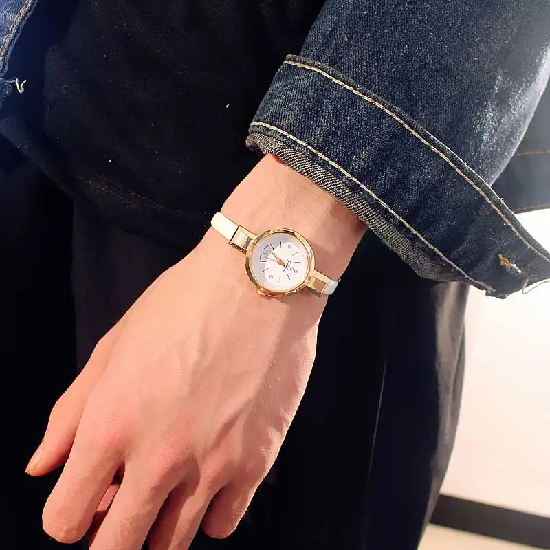 Новые модные женские часы, простой элегантный стиль, кожаный ремешок, маленький серебристый циферблат, повседневные кварцевые часы, женские популярные часы