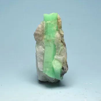 

Ultra-fine mineral crystals emerald green natural rough stones mark LuoShi collectibles ore samples without optimization