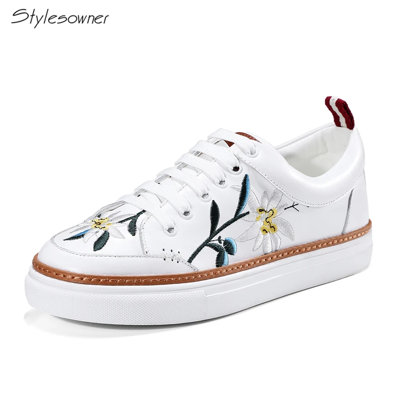 women's casual shoes with laces