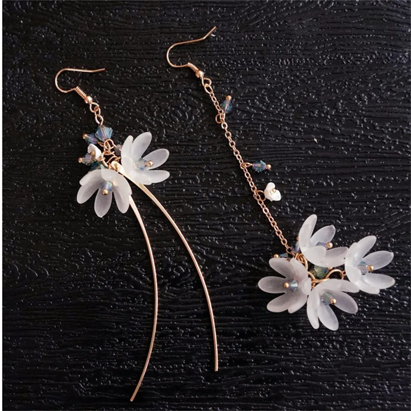 Модные Акриловые Стеклянные Подвесные серьги, белые цветы, висячие серьги, креативные Асимметричные Длинные кисточки, серьги-капли для женщин - Окраска металла: Ear hook