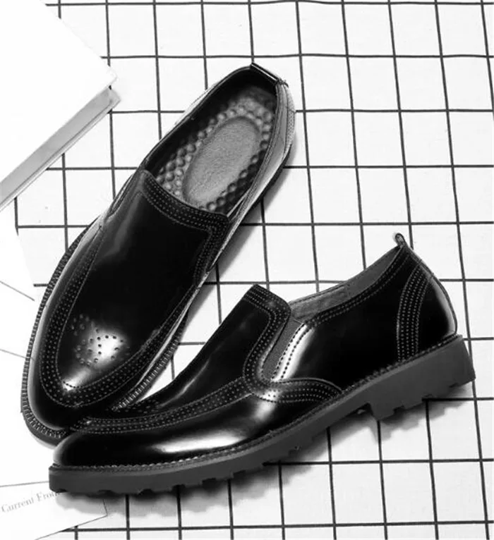 Повседневная обувь мужские модные слипоны с круглым носком на обувь без застежки обувь с перфорацией типа «броги» резные дышащие из лакированной кожи Большие размеры
