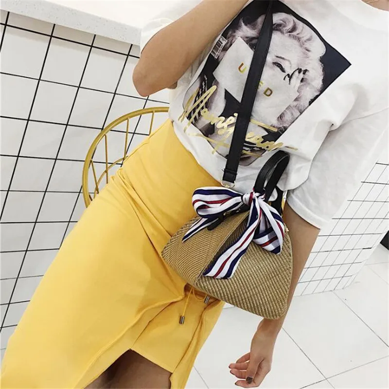 

Ladies Ins Summer Straw Shoulder Bag Portable Triangle Beach Bag