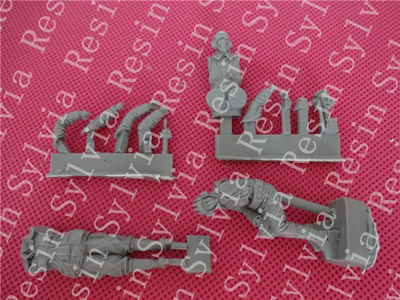 

pre order-Resin toys Crew of the Russian T-72 Tank) Free shipping