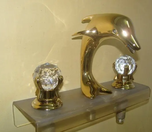 Золотой цвет дельфины дизайн горячей и холодной ванной раковина кран. Двойной кристалл ручка умывальник смеситель taps.1шт/лот
