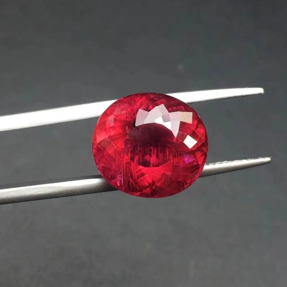 

9.83 ct rubellite Color Perfect scintillation ring surface Top color, High cleanliness.Specifications:14.1mm*12.8mm*8.6mm