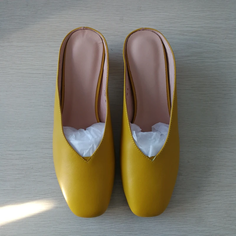 SIMLOVEYO/женские туфли без задника из натуральной кожи ярких цветов; женские Вьетнамки; Шлепанцы из коровьей кожи на каблуке с помпонами; цвет черный, желтый