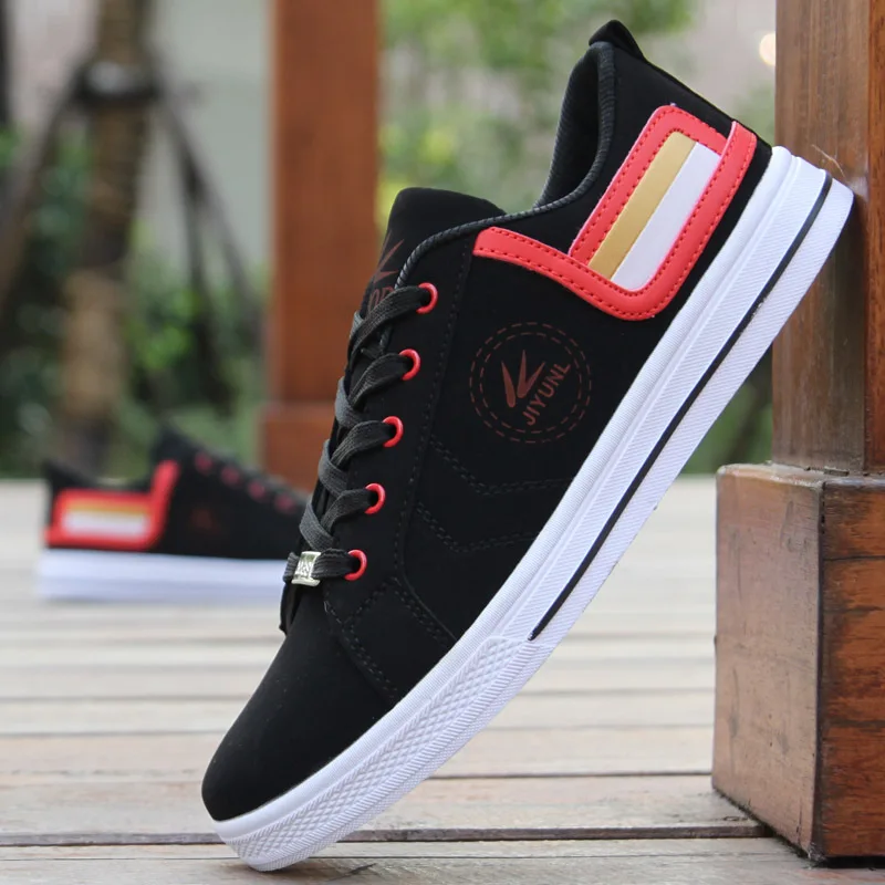 

Men Casual Shoes 2019 Spring Fashion Students White Black Board Shoes Men Breathable Flat Canvas Shoes Sneakers zapatos hombre