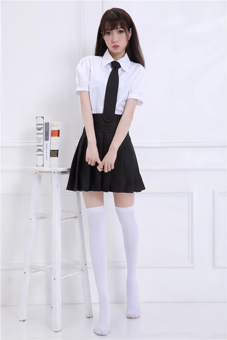 Zettai ryouiki япония. Красивые выпускницы в колготках. Школьной форме чулках. Выпускницы в школьной форме. Выпускницы в белых гольфах.