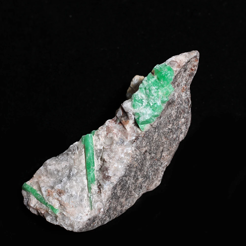 

130g NATURAL Stones and Minerals Rock Emerald with quartz crystal D1-42
