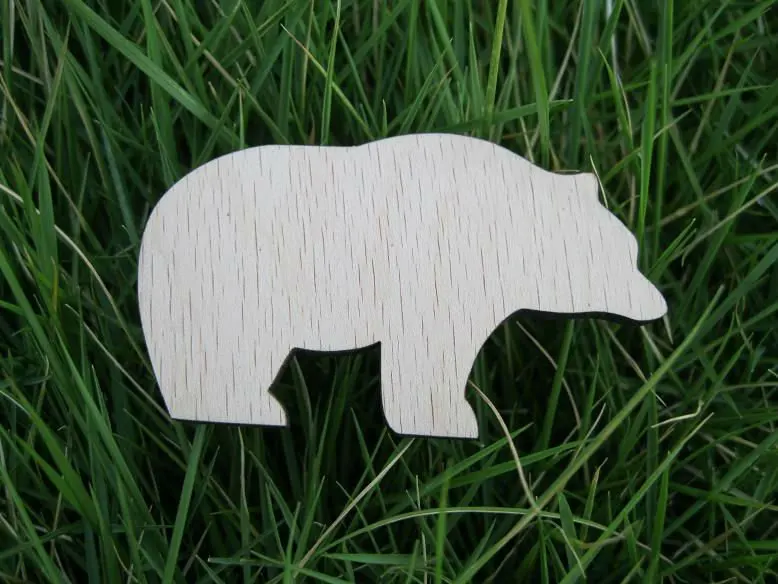 Деревянная брошь в форме медведя