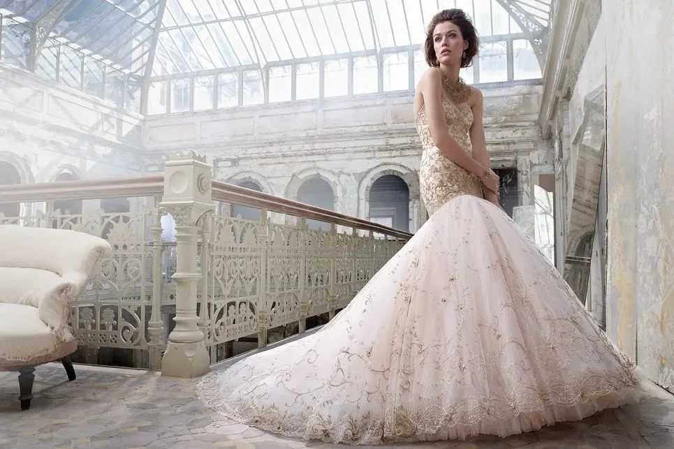 Glamorous Styling Dramatic Silhouettes And Rich Embroidery Glamorous Styling Dramatic Silhouettes And Rich Embroidery