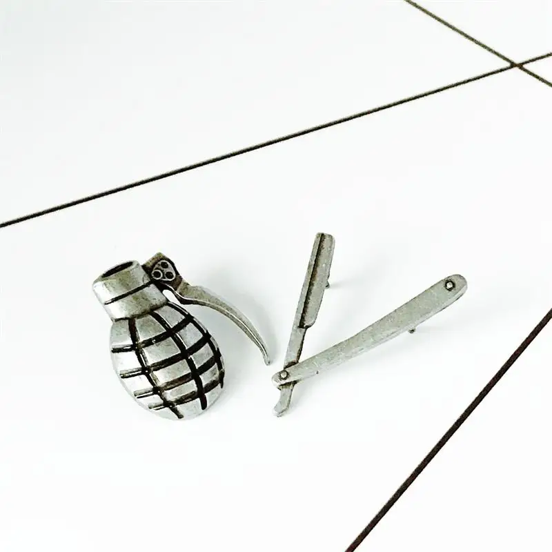 

New nostalgic light-colored bomb brooch Manual razor brooch With a sense of fashion personality, old art brooch commemorative gi