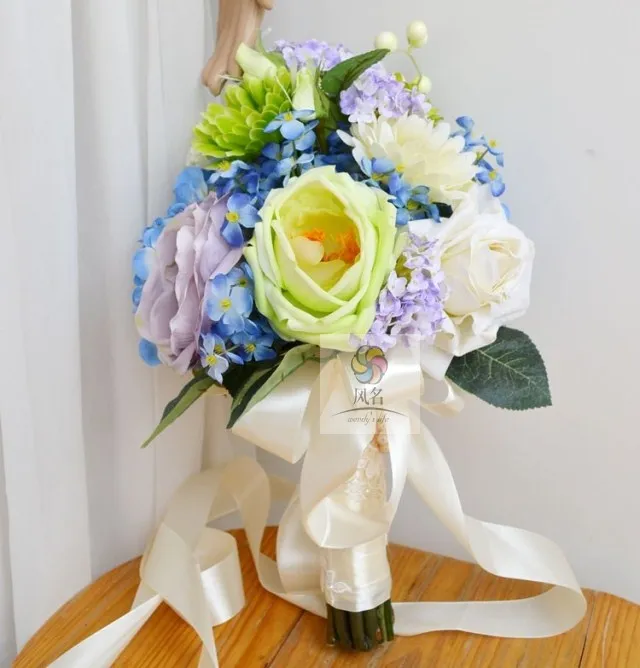

Wedding flower green and white bride holding flowers rose guelder