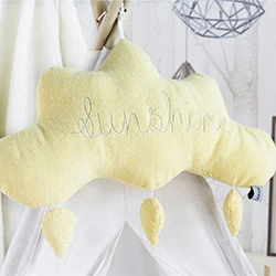 Yellow w. raindrops Подвесная Детская плюшевая игрушка в виде облака, декор для детской кроватки, Облако Подушка с капелькой воды, набитое облако, темно-красный/желтый/зеленый 52*27 см - Цвет: Yellow w. raindrops